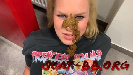 He shits me in the face Devil Sophie - Public brazen shit in the burger car in front of the burger shop! (Devil Sophie) 14 March 2022 [FullHD 1080p] 402 MB