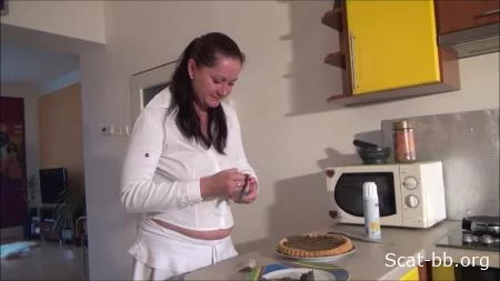 Woman shits on a plate and eats her shit (Solo) 22 March 2024 [SD] 668 MB