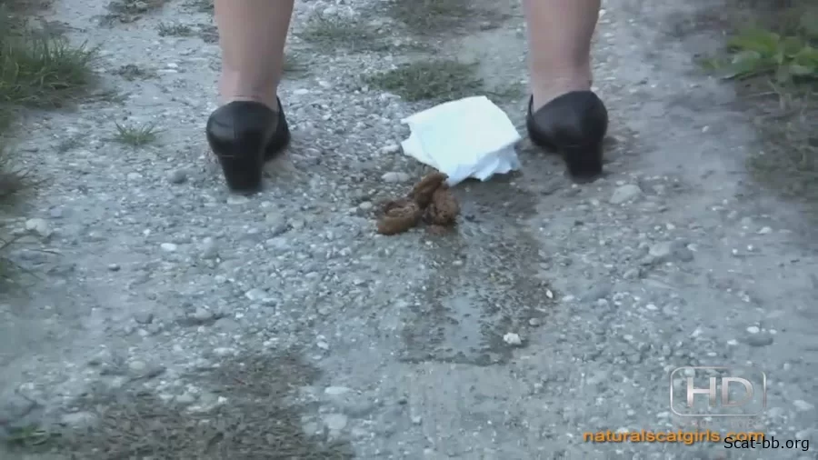 The woman sat down and took a shit on the street (OutdoorScat) 27 April 2024 [HD 720p] 149 MB