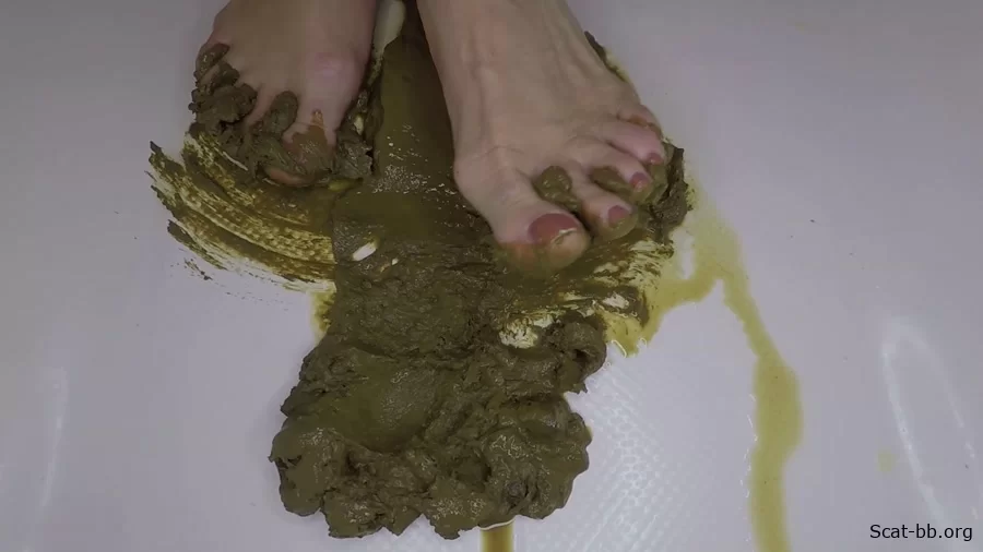 Close Up Thick Turd Foot Smashing Porn (Poop) 25 April 2024 [FullHD 1080p] 180 MB