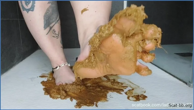Lady Phoenix – Shit flavour feet Farting: Italy HD 720p