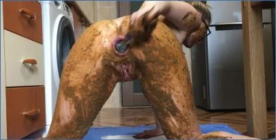Ella Gilbert's Extreme Facial and Body Smearing Strikes Fans