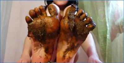 Anna Coprofield Delivers Hardcore Shitting, Peeing, and Scat in Shitty Feet