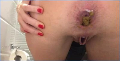 Diana Spark Takes on Extreme Shitting and Anal Play in Solo Model