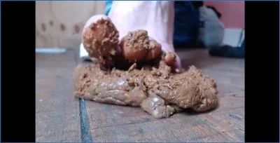 Liglee Masturbates with Dildo, Smears EFRO in Mucky MILF Copro Show