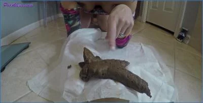 Jessica Valentino Defecates, Smears, and Wears Pantyhose in Outdoors