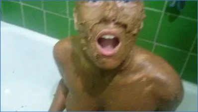 Brown Wife Pissing and Smearing in Mucky Copro Action - Hard-Hitting!