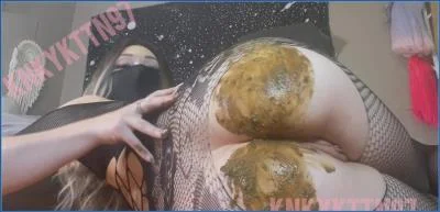 KnkyKttn97 Defecates and Smears Dirty Kaviar on Her Big Buns - Free