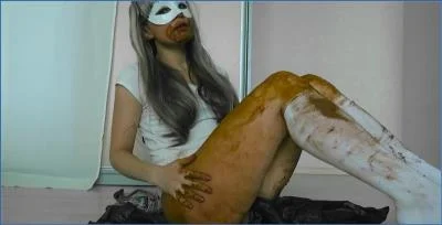 Linda aka Sexyass Shits in Sexy Ass Jeans - Solo Scat Defecation Video