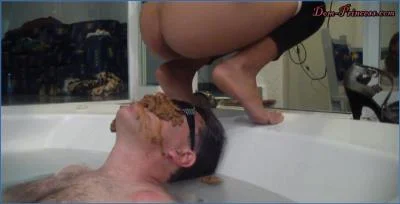 Peeing and Dirty Talk in the Jacuzzi with a Bizarre Latina Domme