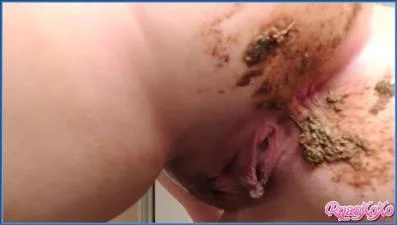 Goddess Ryan's Dominant Shit Smearing and Pissing Show - Extreme